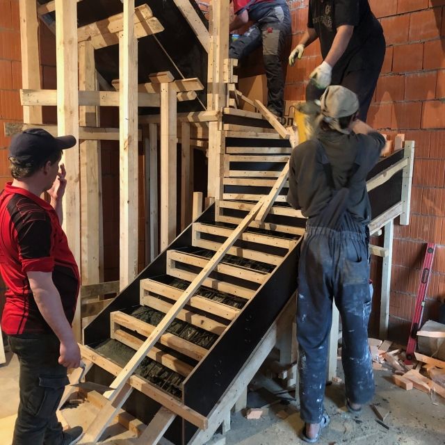 Подготовка первого марша бетонной лестницы